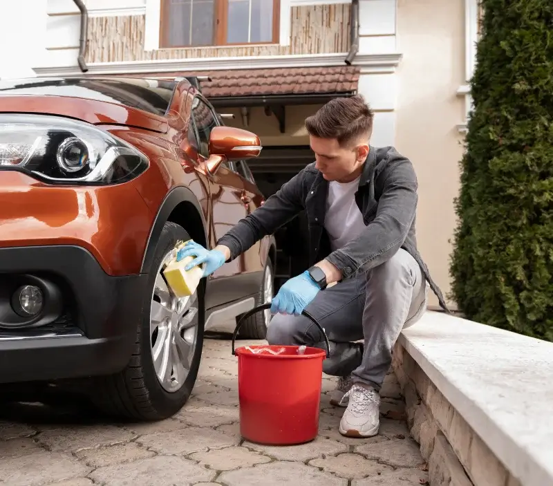 Lavage auto à domicile Monêtier-Allemont : professionnel intervenant sur un véhicule
